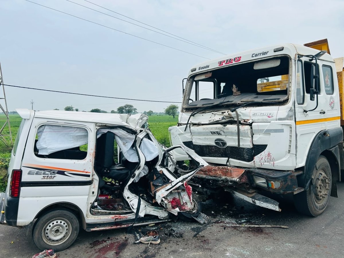 बदनावर फोरलेन हादसे में क्षतिग्रस्त ईको कार