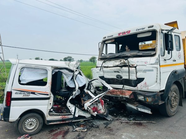 गलत दिशा से आ रहे ट्रॉले ने वैन के उड़ाए परखच्चे, महाकाल दर्शन कर लौट रहे गुजरात के 6 दोस्तों की दर्दनाक मौत