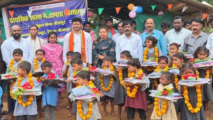 मेट्टापारा स्कूल में बच्चों का स्वागत