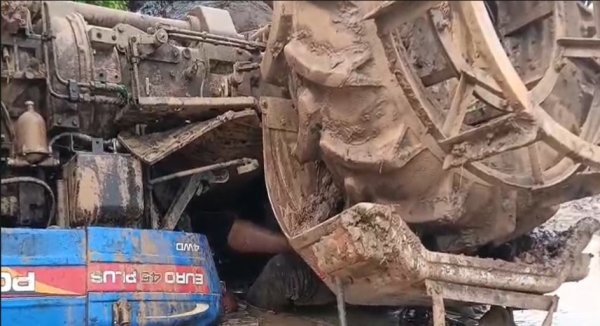 खेत जुताई के दौरान दर्दनाक हादसा, ट्रैक्टर पलटने से चालक ने गंवाई जान