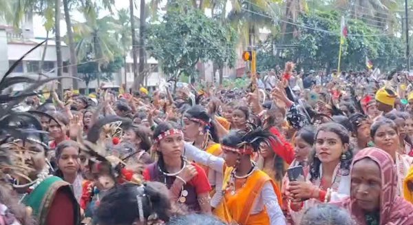 विश्व आदिवासी दिवस पर भव्य रैली, पारंपरिक वेशभूषा में दिखी आदिवासी संस्कृति की झलक