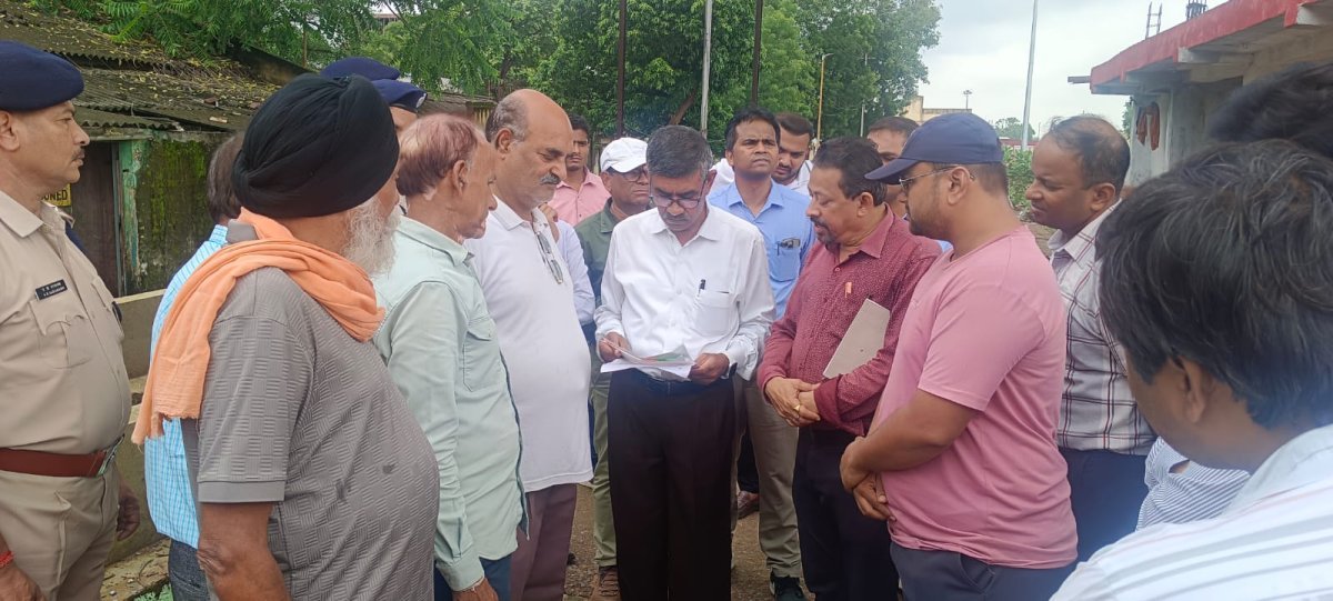 जीएम से चर्चा करते जनप्रतिनिधि