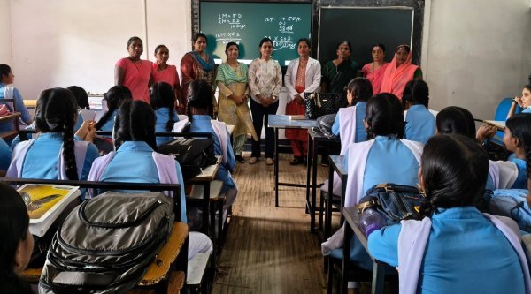 गोढ़ी स्कूल में स्वास्थ्य जागरूकता कार्यक्रम, छात्राओं को दी गई स्वच्छता और कृमि बचाव की जानकारी