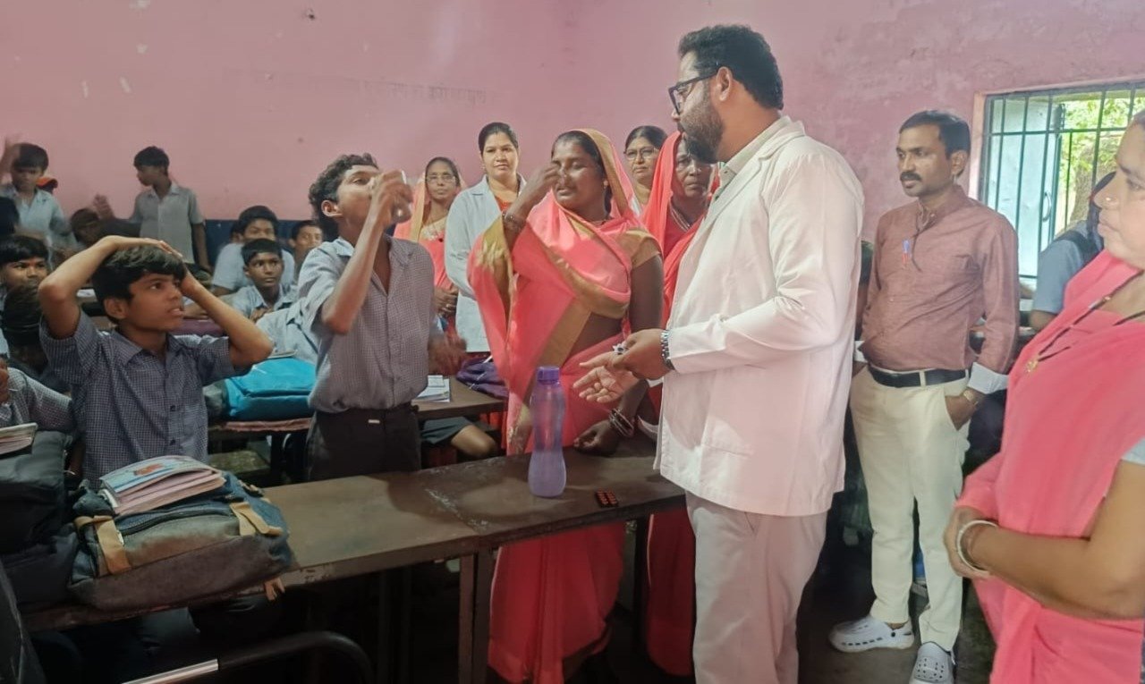 लखौली स्कूल में कृमिनाशक अभियान
