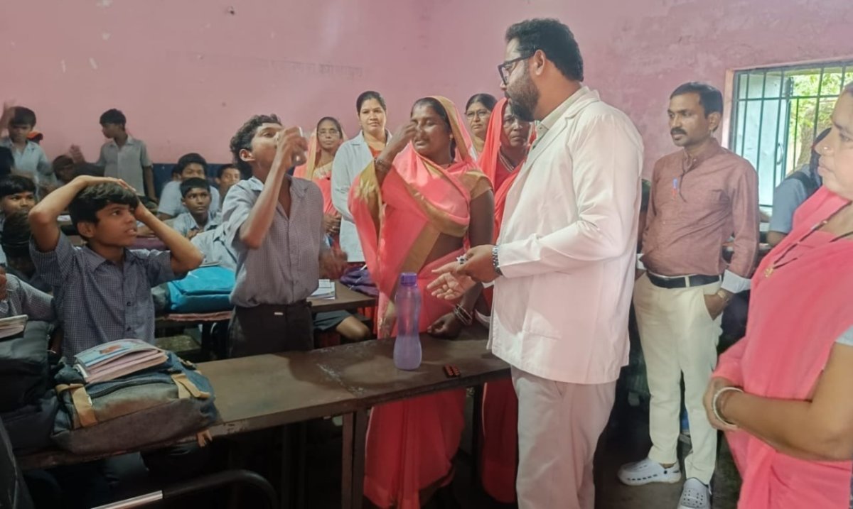 लखौली स्कूल में कृमिनाशक अभियान