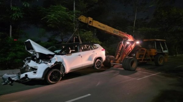रफ्तार का कहर: तेलीबांधा में बेकाबू कार ने मवेशियों को मारी टक्कर, चार गायों की मौत