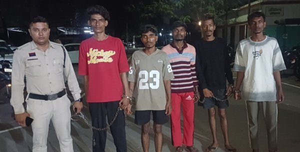 आधी रात दो गुटों में खूनी संघर्ष: जमकर चले चाकू-तलवार, दो युवक गंभीर घायल, पांच आरोपी गिरफ्तार