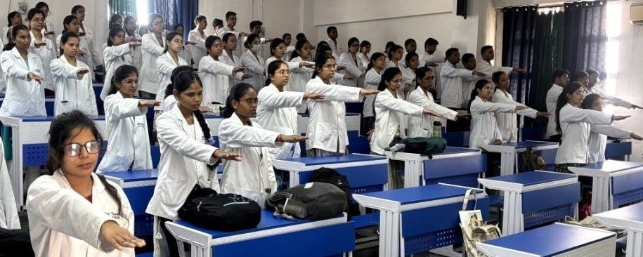 नशामुक्ति की शपथ लेते विद्यार्थी