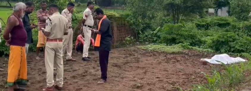 घर के बाहर मिला दंपती का शव