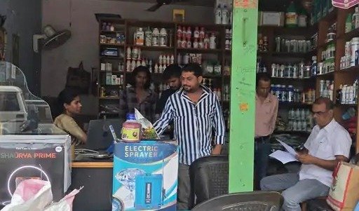 कीटनाशक दुकानों पर छापा