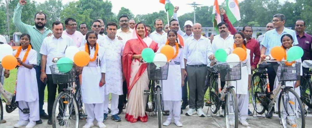 छात्राओं को साइकिल वितरित करतीं मंत्री लक्ष्मी राजवाड़े