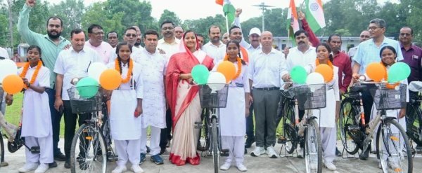 छात्राओं को मिली नि:शुल्क साइकिल, मंत्री लक्ष्मी राजवाड़े ने किया वितरण
