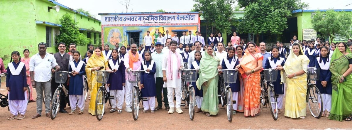 छात्राओं को मिली साइकिल