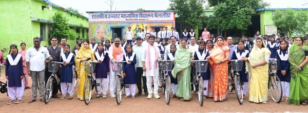 छात्राओं को मिली निःशुल्क साइकिल, विधायक सिन्हा ने किया वितरण