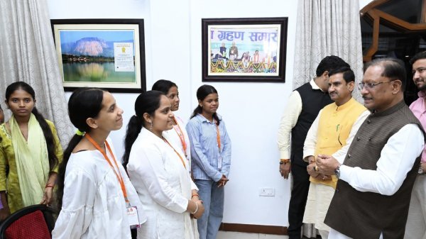 मुख्यमंत्री साय ने मेधावी विद्यार्थियों से किया संवाद, बोले- बड़े सपने देखें और मेहनत से हासिल करें अपना लक्ष्य