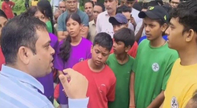 एकलव्य विद्यालय के छात्रों का चक्काजाम