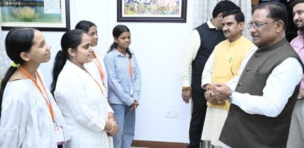 विद्यार्थियों को समझाया शिक्षा का महत्व, कहा-अनुशासन और मेहनत से ही मिलेगा उज्ज्वल भविष्य