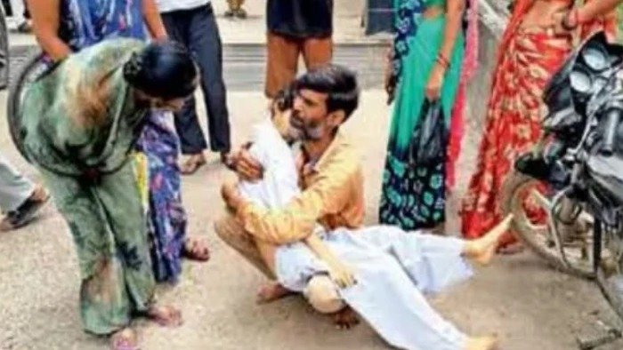 बेटी का शव लेकर जाता पिता