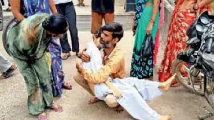 बेटी का शव लेकर जाता पिता