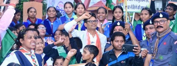 रिमझिम बारिश में 200 फीट लंबे तिरंगे के साथ निकली भव्य यात्रा, देशभक्ति के रंग में रंगा रायगढ़