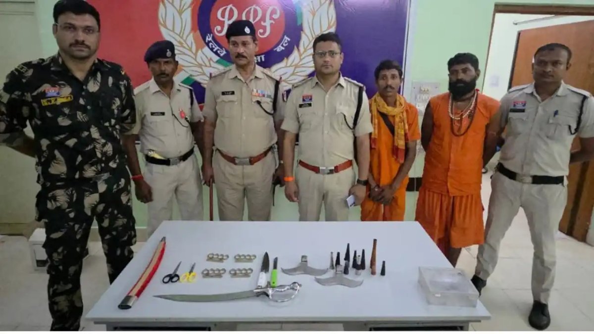 धारदार हथियार के साथ आरोपी गिरफ्तार