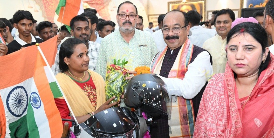 तिपहिया स्कूटी वितरित करते अरुण साव