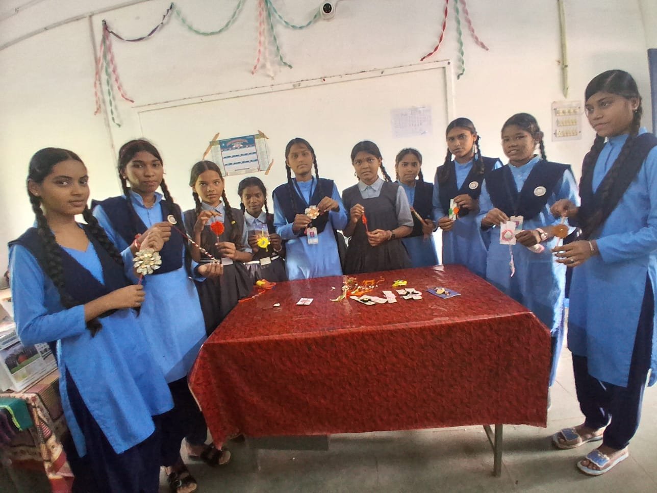 जवानों के लिए राखियां बनाती छात्राएं