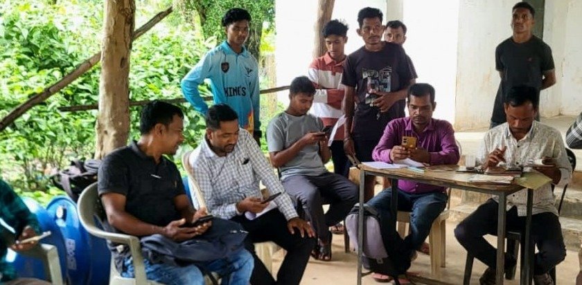 ग्रामीणों के दस्तावेज तैयार करते कर्मचारी