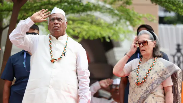 वंदे मातरम के दौरान सोनिया गांधी, राहुल गांधी और खरगे