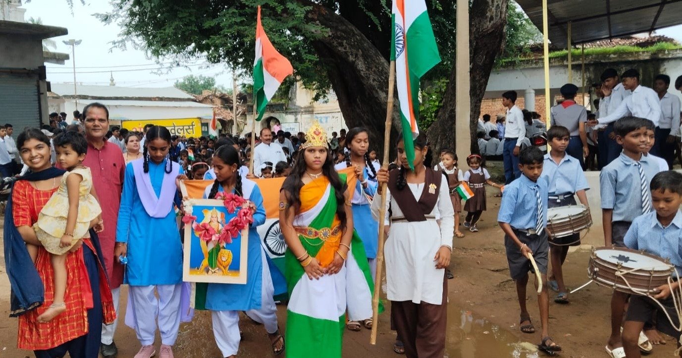 देवरी स्कूल में हुआ ध्वजारोहण, छात्रों ने नगर में निकाली रैली