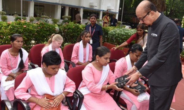 स्वतंत्रता दिवस पर राज्यपाल डेका ने नेत्रहीन छात्राओं को दी स्मार्ट स्टिक, बढ़ेगी आत्मनिर्भरता