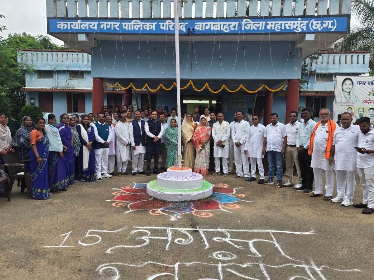 बागबाहरा में ध्वजारोहण