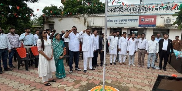 स्वतंत्रता दिवस पर बागबाहरा जनपद में गूंजा राष्ट्रगान, अध्यक्ष केशव नायक ने किया शहीदों को नमन