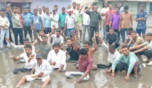 नवागांव में खराब सड़क से परेशान ग्रामीणों ने किया आंदोलन