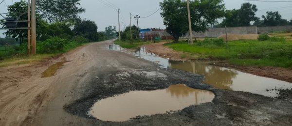 बागबाहरा से झलप तक सफर नहीं आसान, हर मोड़ पर वाहन चालकों की परीक्षा