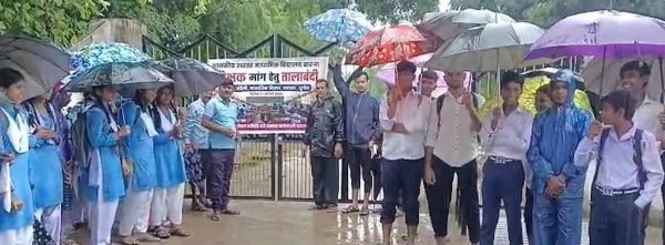 शिक्षकों की मांग और स्कूल मर्जिंग को लेकर दो जिलों में नाराजगी, पालकों ने जड़ा ताला
