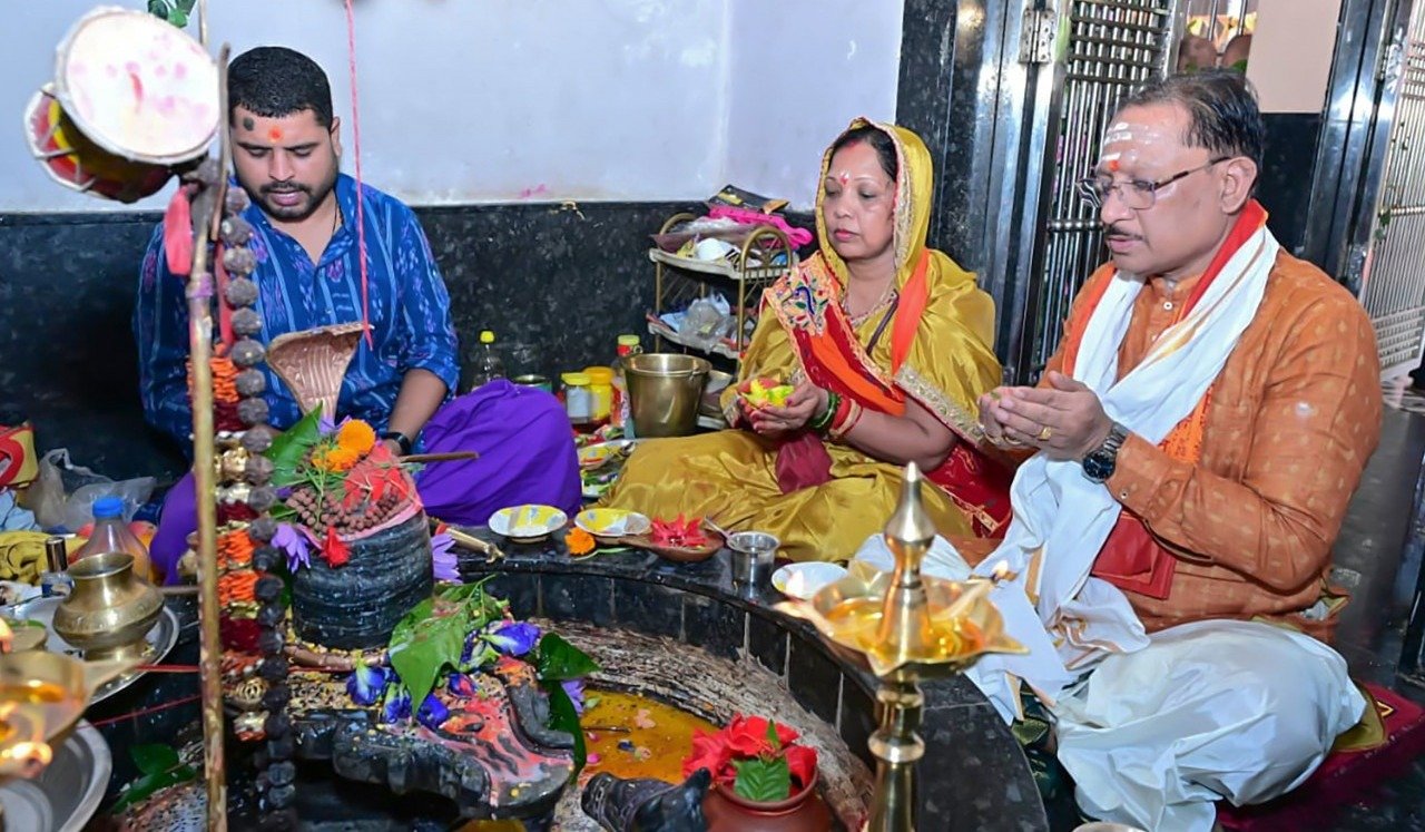 CM साय ने पत्नी कौशल्या साय संग किया शिव पूजन