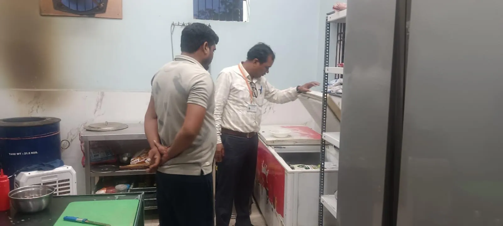 खाद्य सुरक्षा जांच अभियान में कार्रवाई करते अधिकारी