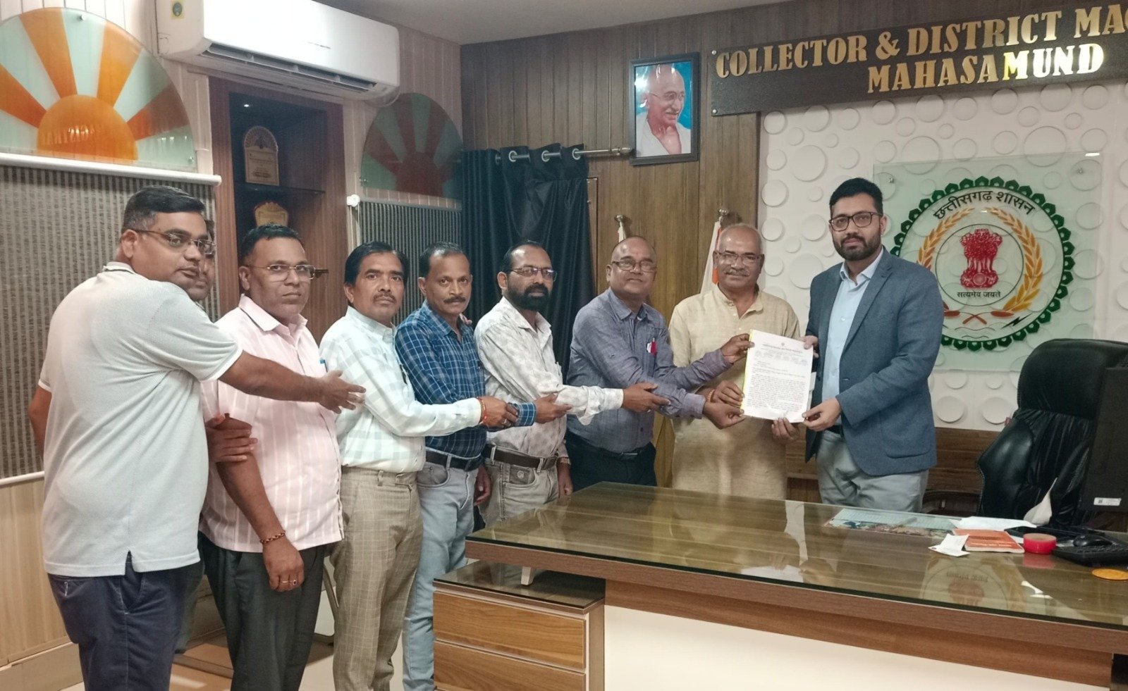 शिक्षक संघ के पदाधिकारियों ने कलेक्टर को ज्ञापन सौंपा