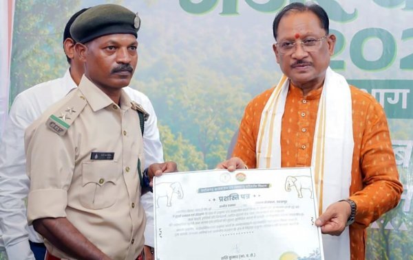 गजरथ यात्रा-भाग 02 का मुख्यमंत्री ने किया विमोचन, बेहतर कार्य करने वाले वनकर्मियों को मिला सम्मान