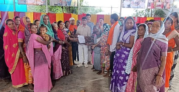 खिरसाली के ग्रामीणों ने विधायक से की गांव में राशन दुकान की मांग
