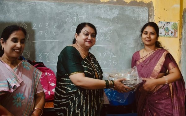 सेवानिवृत्ति के बाद भी बच्चों की फिक्र करने वाली चंचला गुप्ता ने स्कूल को दीं 222 थालियां