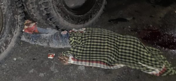 ट्रेलर ने बाइक को मारी टक्कर, दो युवकों की मौत के बाद ग्रामीणों ने किया चक्काजाम