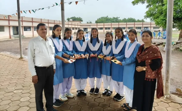 वीर जवानों के लिए छात्राओं ने बनाई 250 हस्तनिर्मित राखियां
