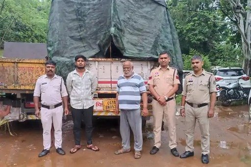 रायपुर में वाहन से 10 मवेशी जब्त