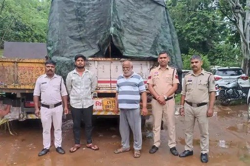 मवेशियों के अवैध परिवहन पर पुलिस का एक्शन, वाहन में ठूंसकर ले जा रहे थे 5 गाय और 5 बछड़े, 2 आरोपी गिरफ्तार