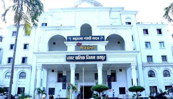 बकायेदारों पर चला निगम का हंटर, कार्रवाई के डर से मौके पर ही बरसे लाखों रुपये