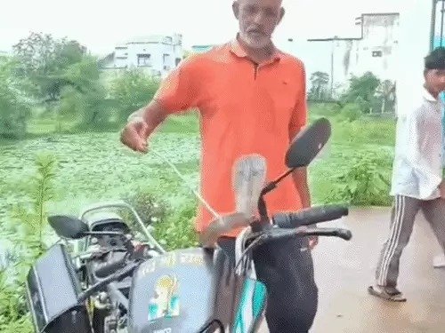 बाइक के अंदर छिपा था साढ़े चार फीट लंबा कोबरा, सर्प मित्र ने किया सुरक्षित रेस्क्यू