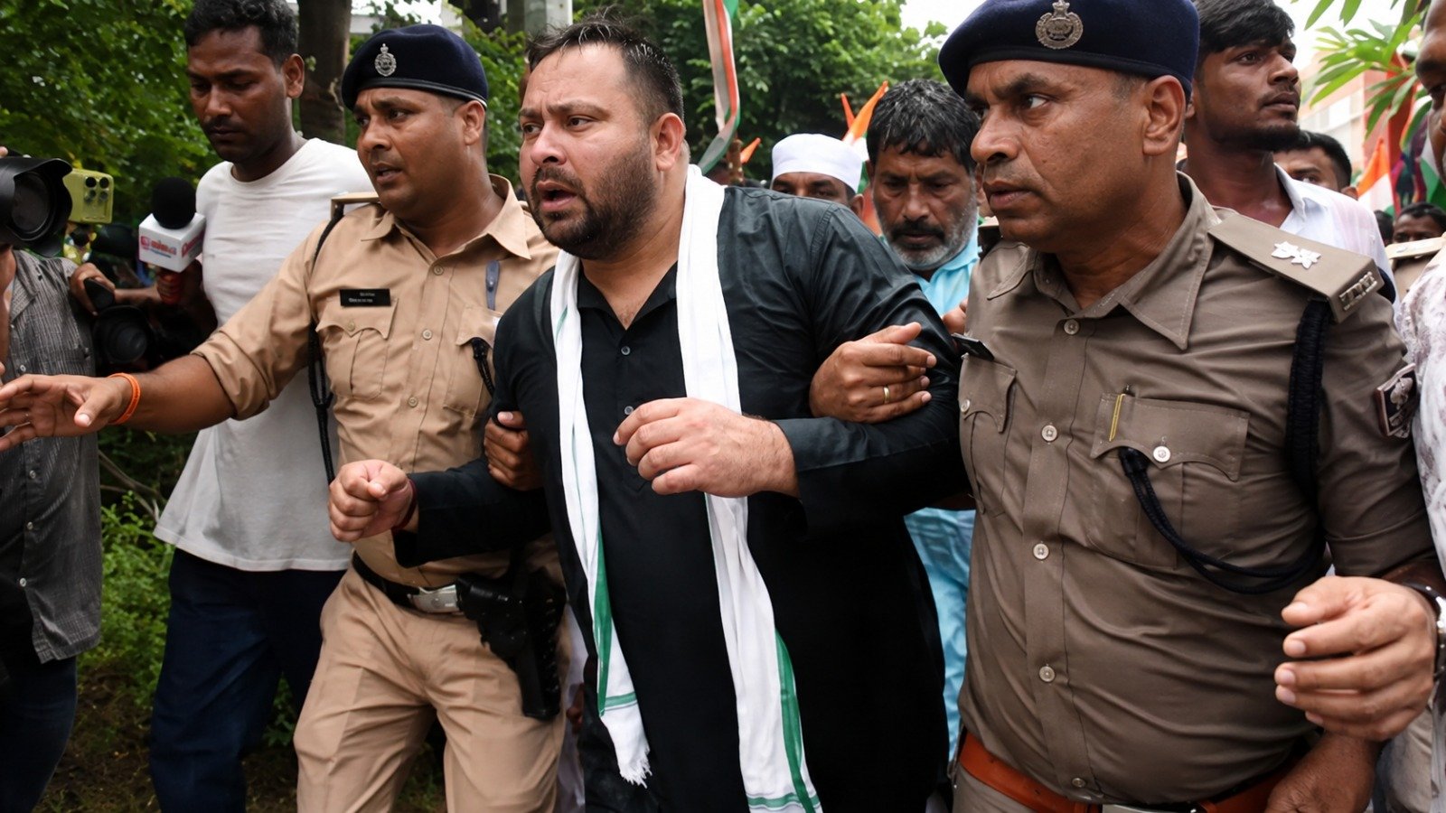 RJD के राजभवन मार्च में तेजस्वी यादव
