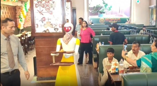 मुरथल के मशहूर पराठों के साथ टेक्नोलॉजी का तड़का, रोबोट कर रहा वेटर का काम